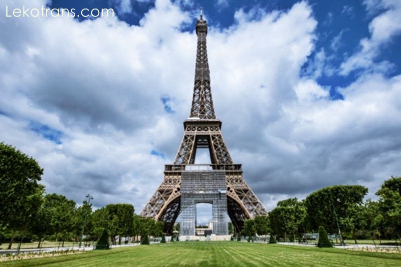 Pandemic shatters 'flourishing' Paris tourism